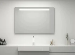 Espejo Con Luz Frontal Proyectada Con Una Franja En La Parte Superior Modelo Creta – DecorBath